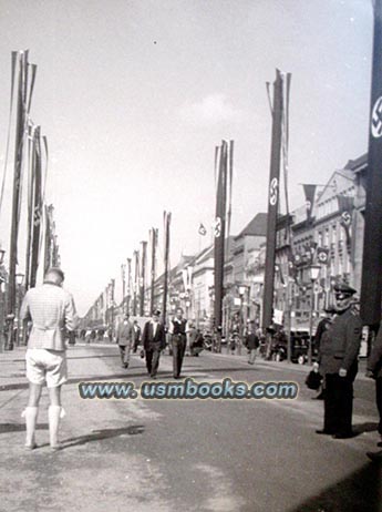 Unter den Linden mit 3. Reich Strassenschmuck